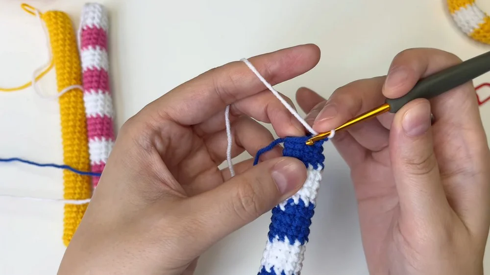 How to Crochet a Mini Duck Pool Float Plus a Classic Striped Float (17)