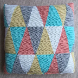 Triangle Pillow :: Crochet Pillow Pattern