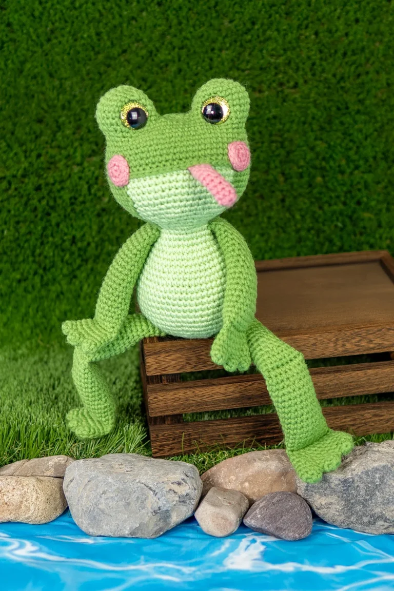 Free Frog Crochet Pattern (Amigurumi)