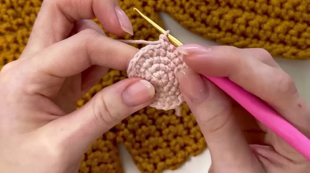 Easy Crochet Mini Cat Tutorial Cute Amigurumi Keychain (Subtitles EN, ES, PT) 5