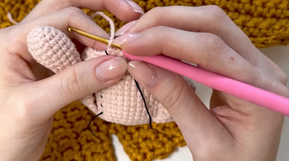 Easy Crochet Mini Cat Tutorial Cute Amigurumi Keychain (Subtitles EN, ES, PT) 7