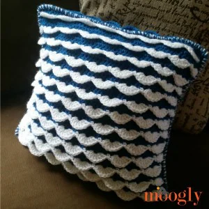 Reversible Ruffle Pillow - free crochet pattern on Mooglyblog.com!