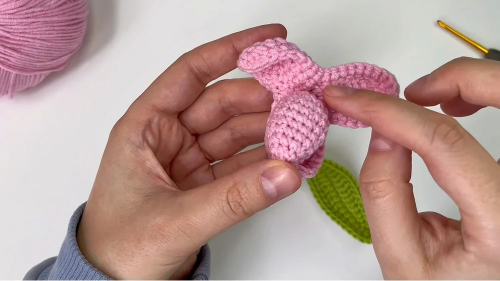 How to Crochet a Tulip Keychain 🌷 Easy, Fast & Beginner Friendly 7