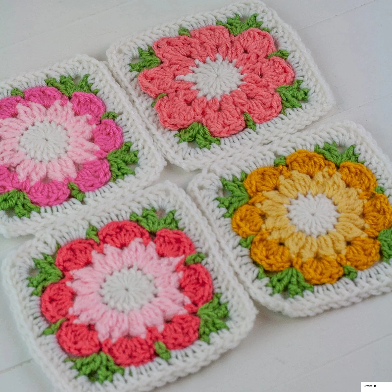 14. Two-Toned Flower Granny Square